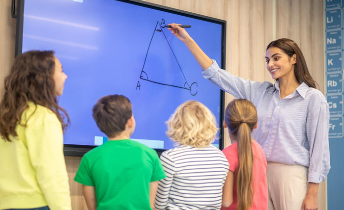 Top Features Educators in Delhi Look for in a Digital Board 1